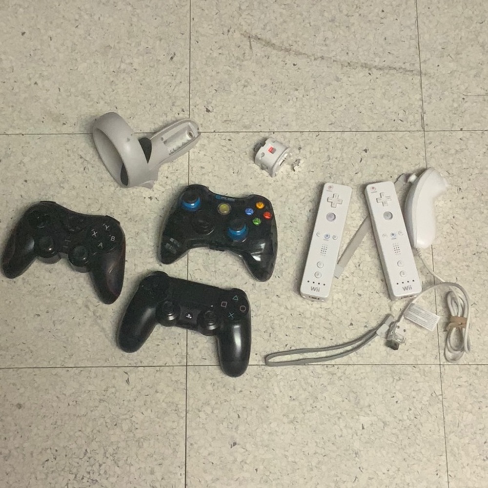 Lots of controllers- EVO VR, XBOX, PS4, Wii, OCULUS. Working condition. Browse.